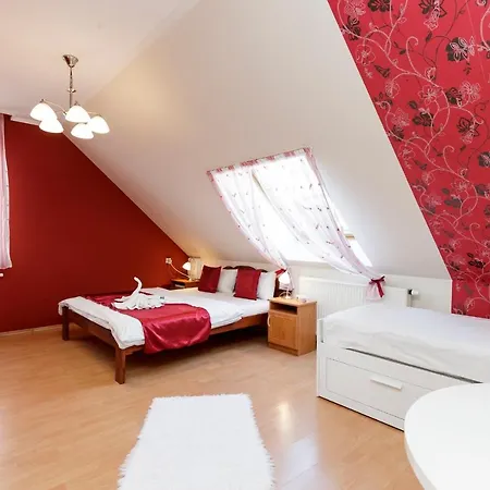 Lägenhet Almafa Apartmanhaz Eger